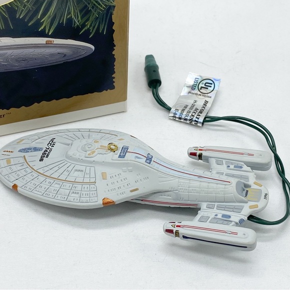 Vintage 1996 Hallmark Star Trek USS Voyager Christmas Ornament - Picture 2 of 7